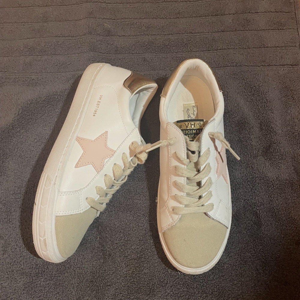 This is a Vintage Havana Bianca sneaker